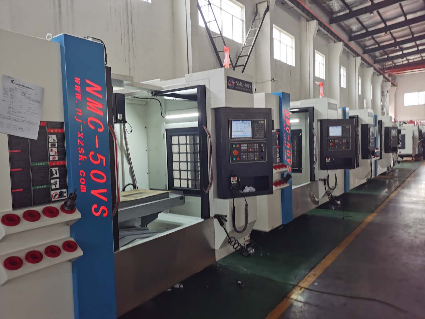 批量配置華中HNC-808D系統的加工中心車(chē)間.jpg 批量配置華中HNC-808D系統的加工中心車(chē)間.jpg